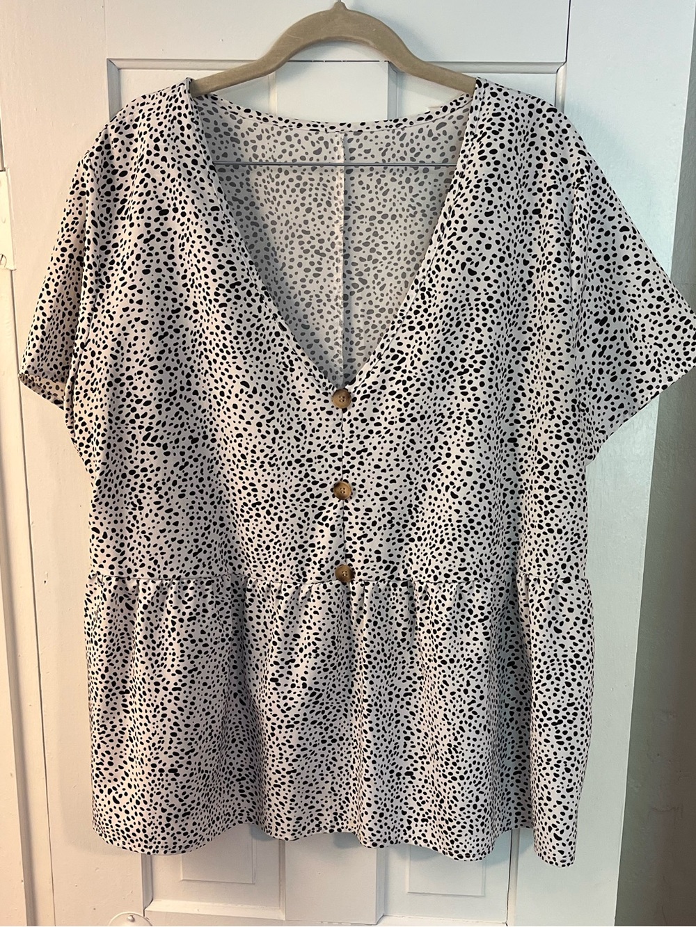 Women’s White and Black Speckled V-Neck Button Peplum Top